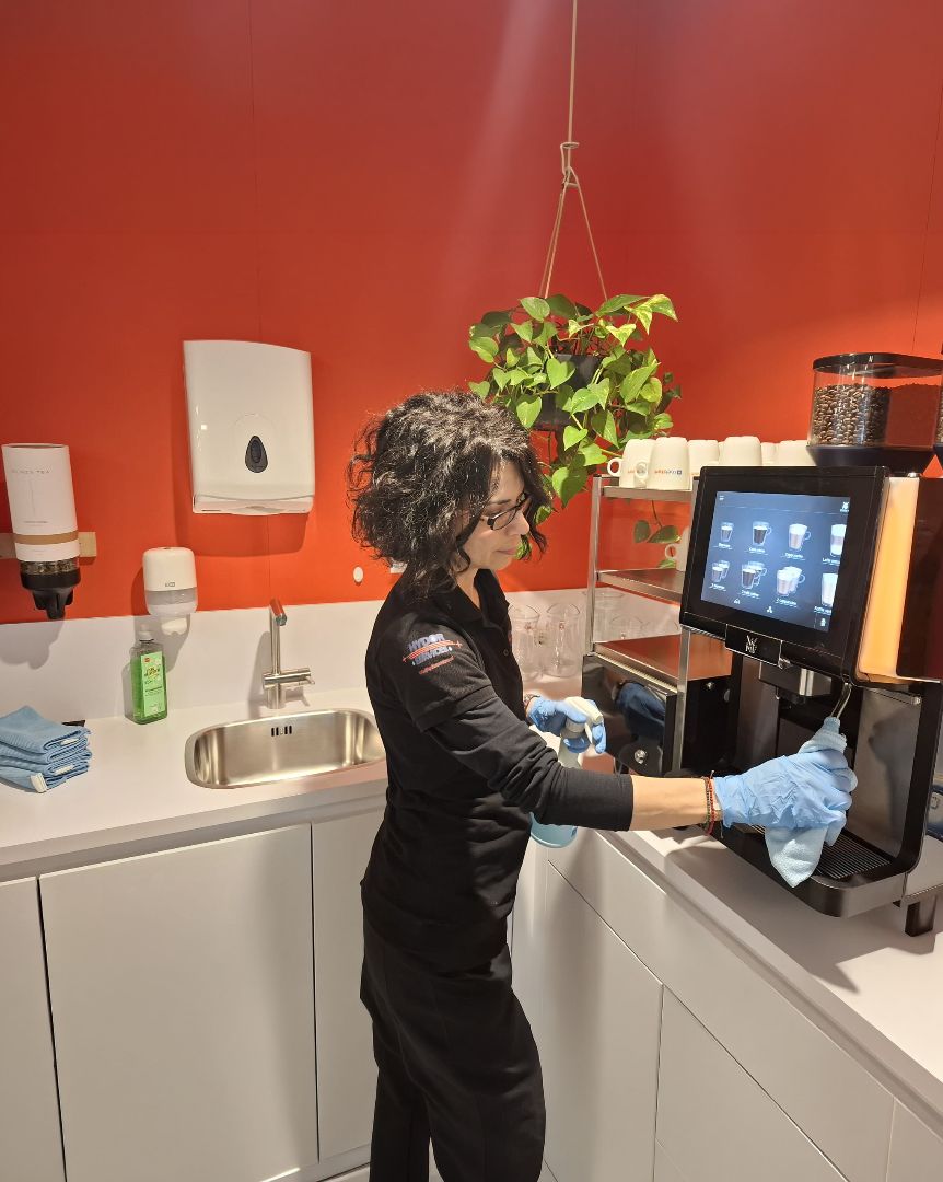 Een schone wasbak. Aan de muur hangt een sop pompje en een papierhouder.